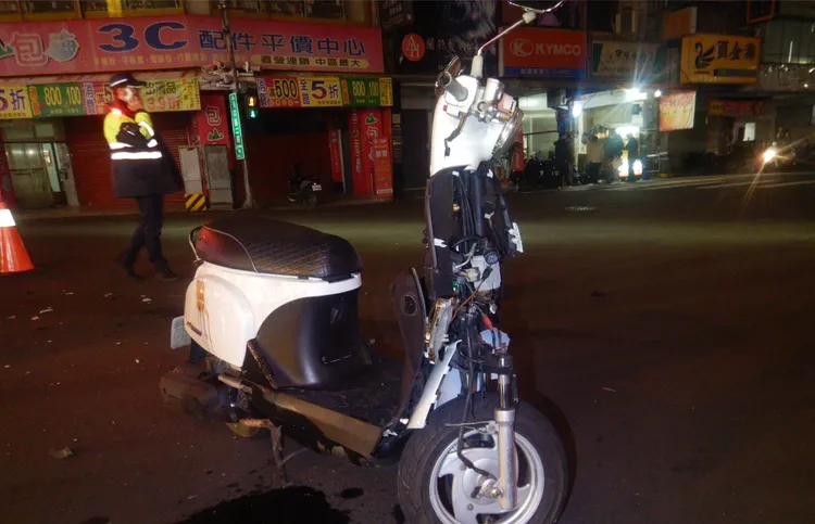 機車車頭嚴重毀損。民眾提供