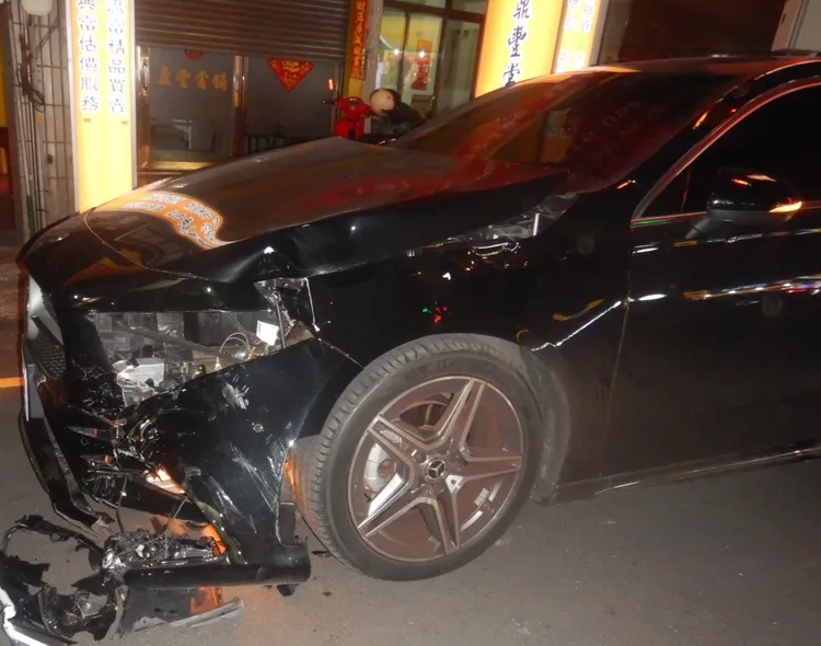 機車疑闖紅燈撞上賓士車。民眾提供