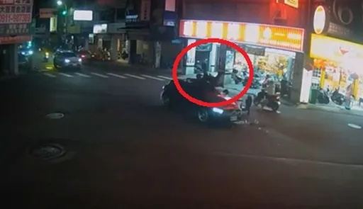 台中機車闖紅燈撞賓士　騎士「車頂翻滾」落地