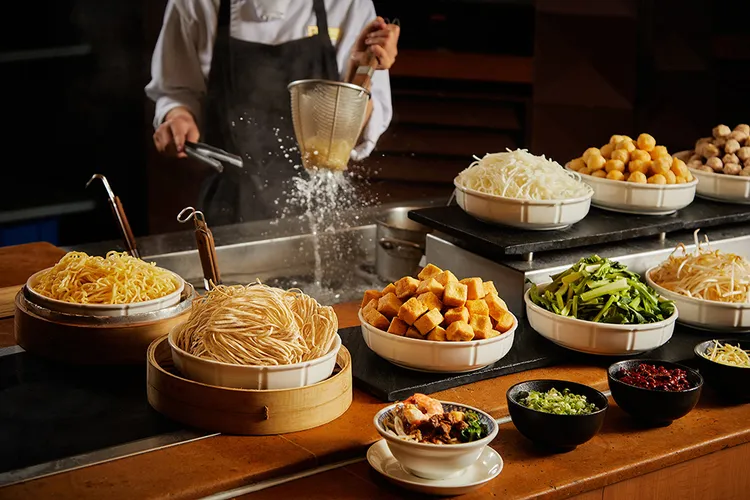 台南遠東香格里拉，第16週年周年慶優惠，凡選擇含早餐方案，除了多國料理的豐盛早餐，還可品嚐到台南在地特色小吃。業者提供