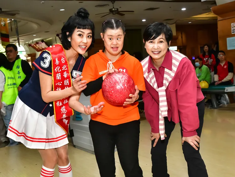 活動大使唐玲（左）及媒體人詹怡宜（右），陪同喜樂家族學員一起練球。台北華朋扶輪社提供