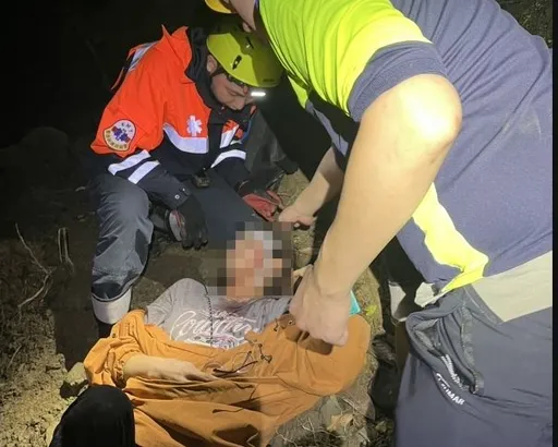 女子尖石鄉馬胎步道健行!失足墜落10米陡坡 新竹警消救援送醫