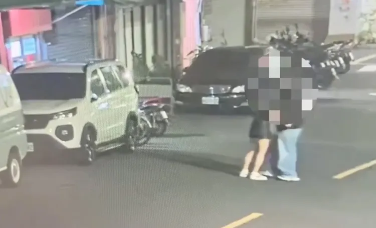 女子不斷安撫男友。警方提供