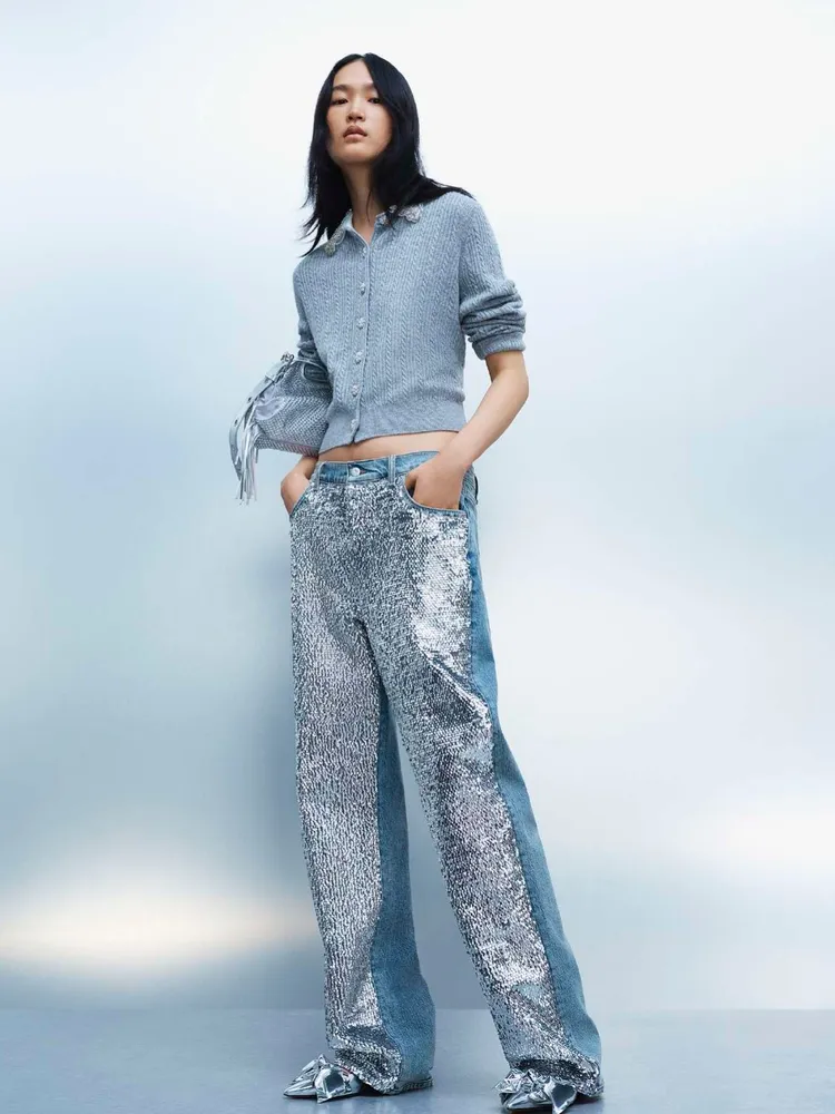 Maje春夏系列的單寧褲褲管佈滿亮片呈現出華麗樣貌。品牌提供