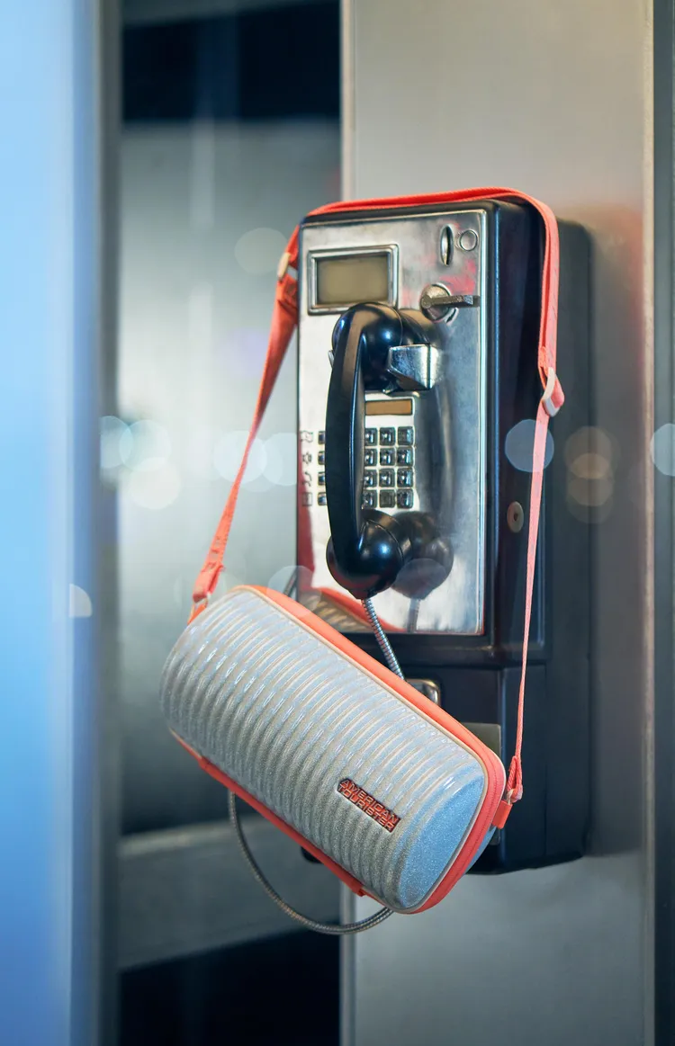 搭出個性十足的科技感時尚，金屬光澤、霓虹炫彩和冷硬材質是必備元素。業者提供