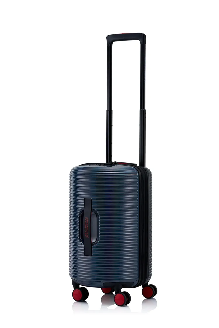 ROLLIO可擴充行李箱 18吋 漸層黑&紅6800元。業者提供