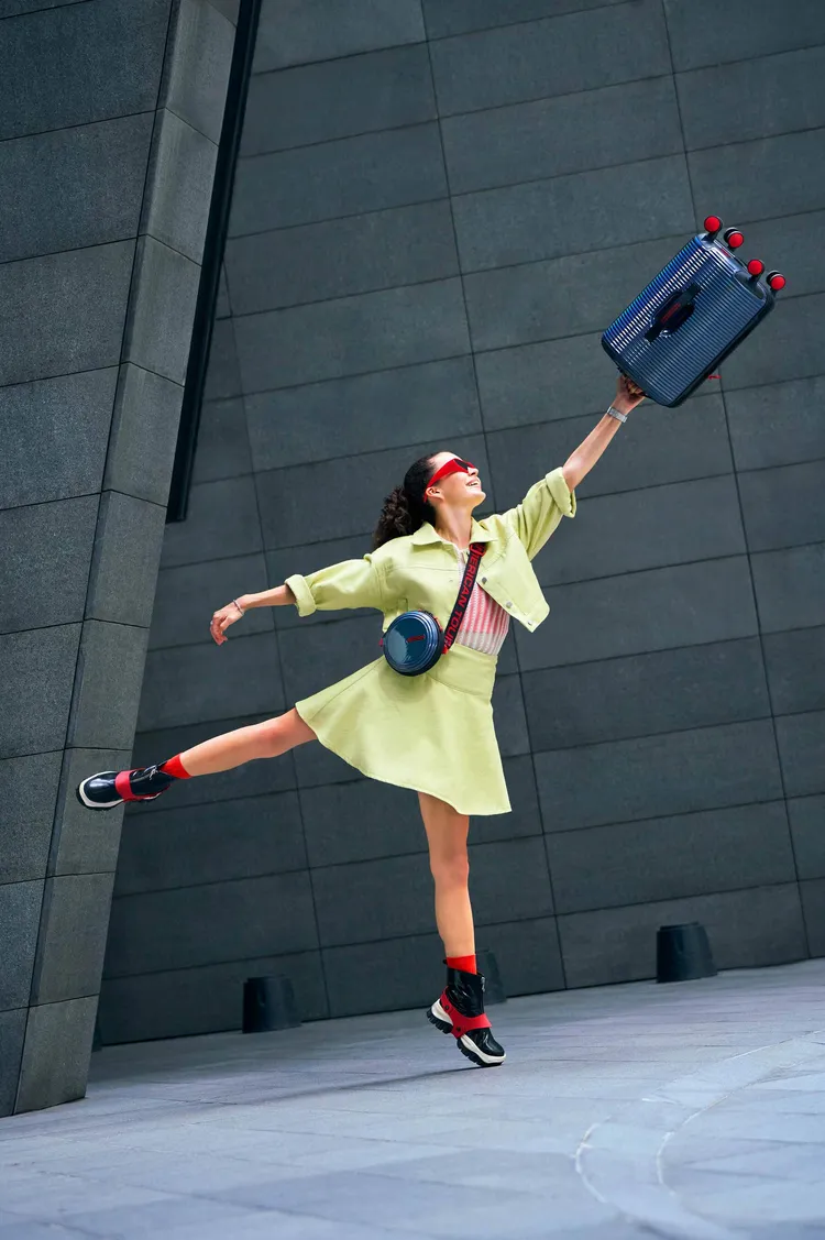 ROLLIO系列顛覆傳統的創意圓筒形狀外，更加入金屬、閃粉和漸層設計，搶眼外型帥出新天際，大膽翻玩旅行時尚新意。業者提供