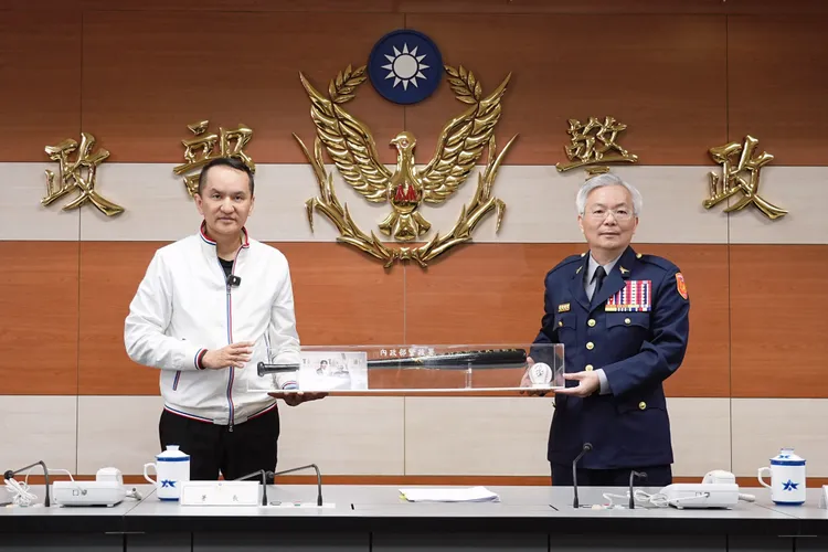 愛爾麗醫療集團總裁常如山獲警政署長張榮興頒獎。彭欣偉攝