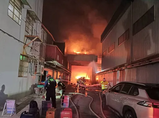 龍潭工廠大火！一受困男子獲救送醫　逾百名打火兄弟漏夜灌救