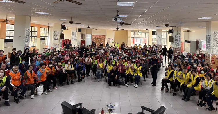 藝人譚艾珍23日在臺南市北區振興里活動中心與民眾分享其親身遭遇「假檢警」詐騙的經歷。翻攝畫面