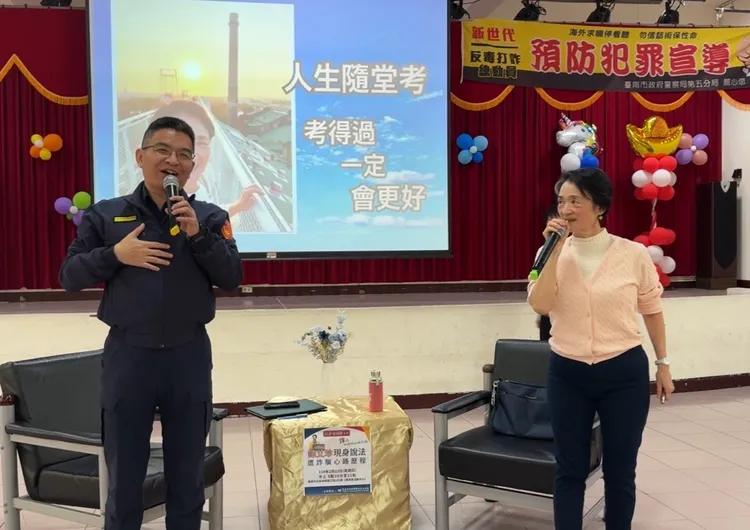 分局長洪宏榮邀請譚艾珍分享遭騙經驗。翻攝畫面