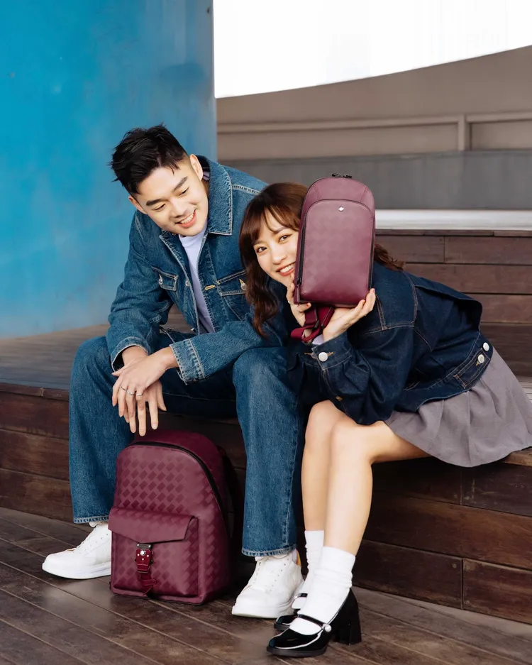 王齊麟（左）與未婚妻陳時媛同背萬寶龍放閃。品牌提供