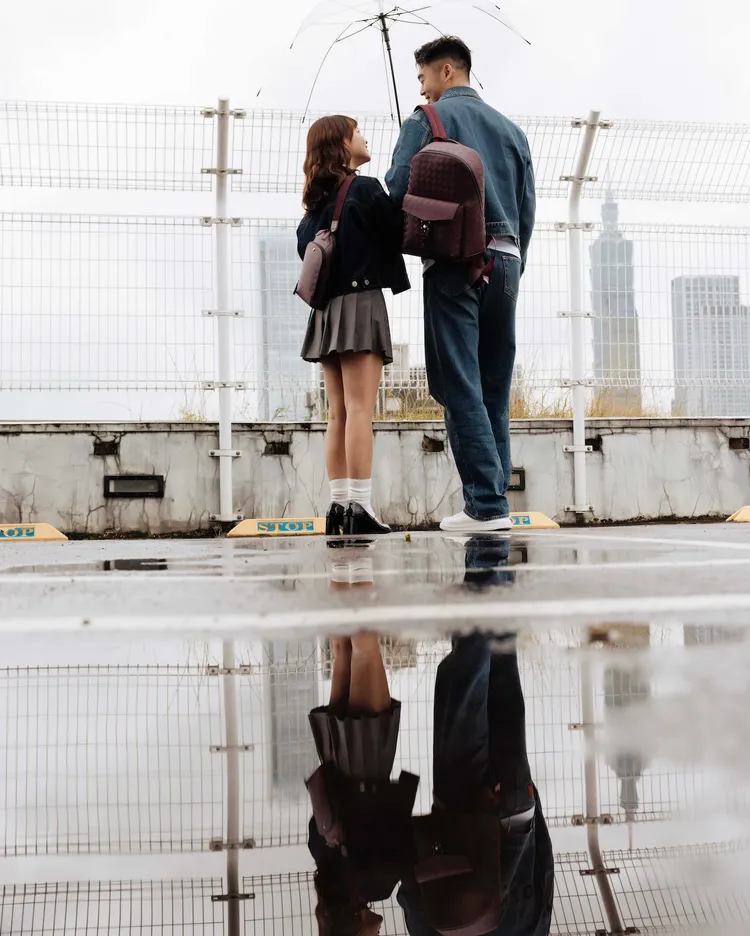 王齊麟（右）與未婚妻陳時媛同背萬寶龍放閃。品牌提供