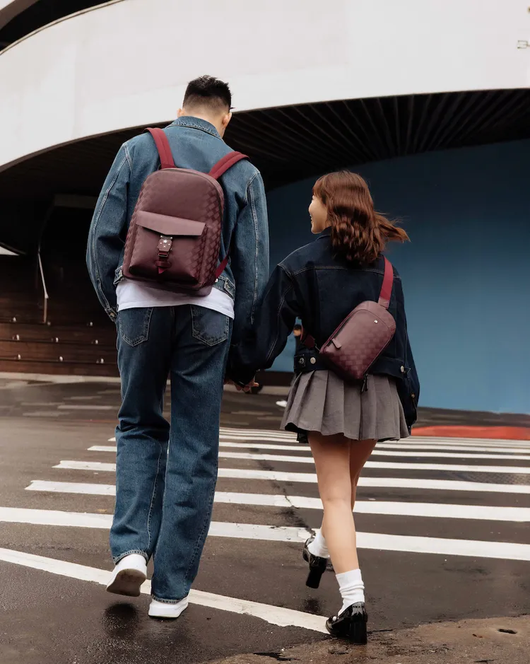 王齊麟（左）與未婚妻陳時媛同背萬寶龍放閃。品牌提供