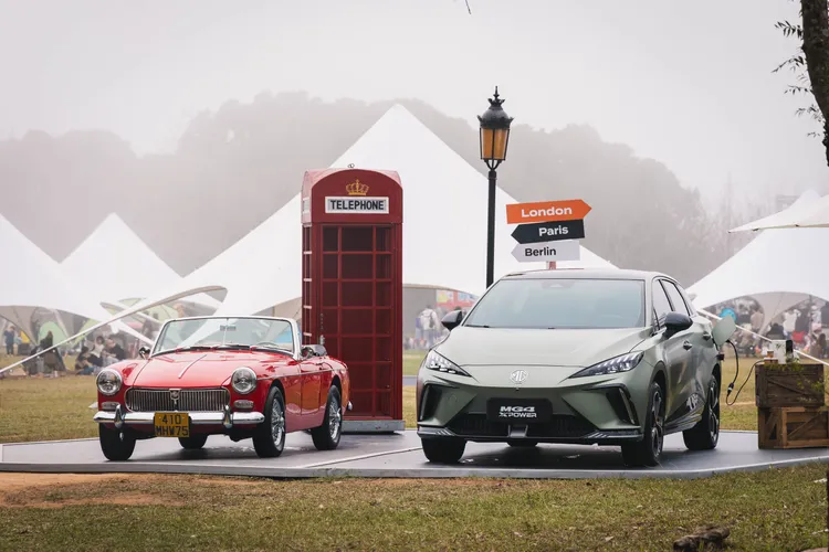 經典與未來科技的交會也是本次的一大亮點，1972 年的 MG Midget 經典車款與 MG4 XPOWER 電動車並列展示，展現品牌橫跨時代的創新精神。業者提供