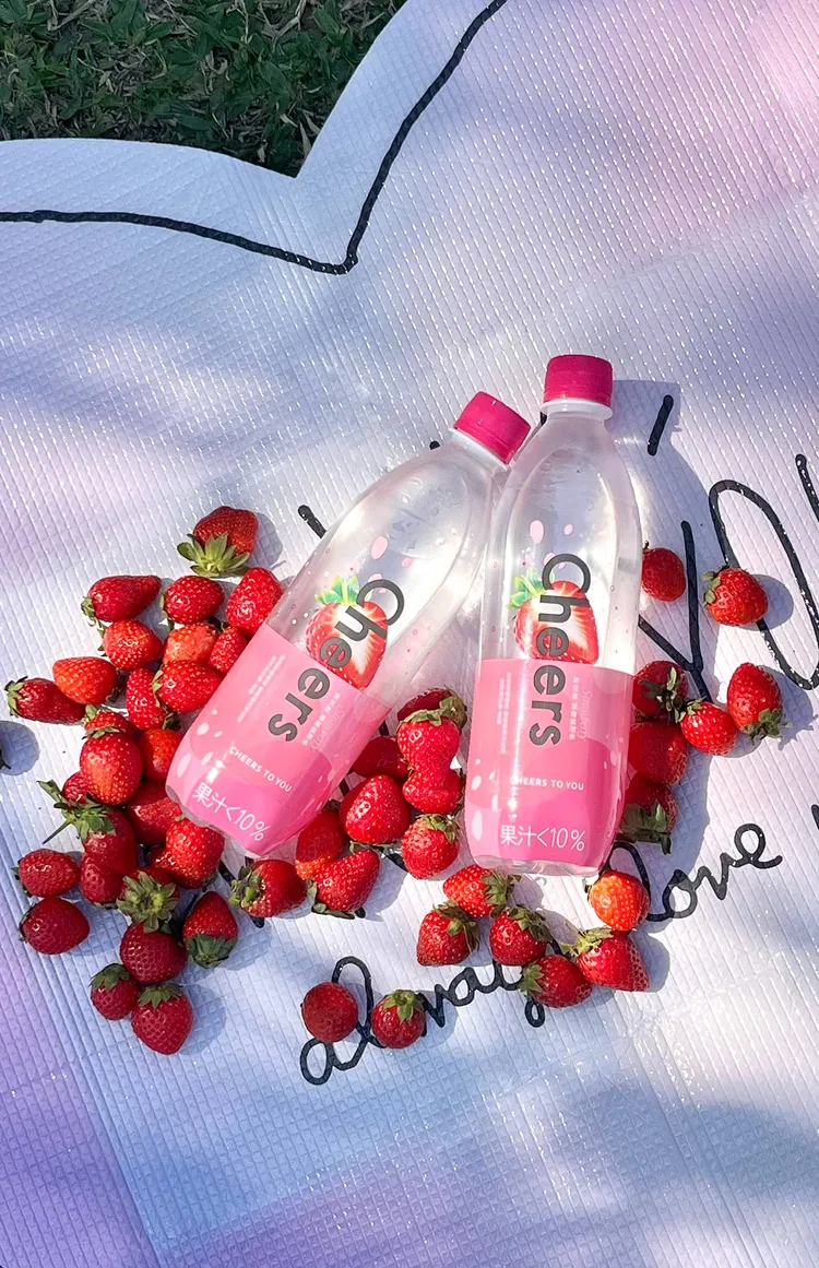 Cheers草莓氣泡水情人節必備。業者提供