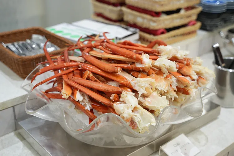 煮松葉蟹腳無限供應。田欣雲攝影