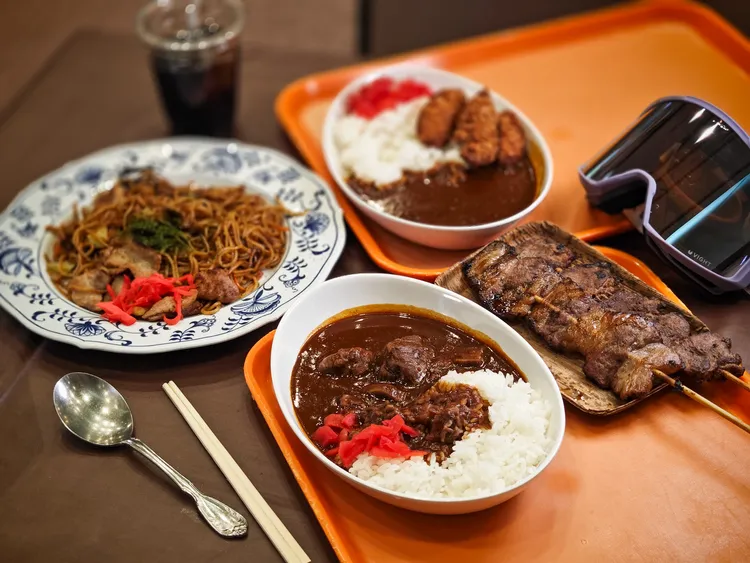 「安比PLAZA美食廣場」供應叉燒拉麵、豬排咖哩飯、義大利麵等美食選項。田欣雲攝影