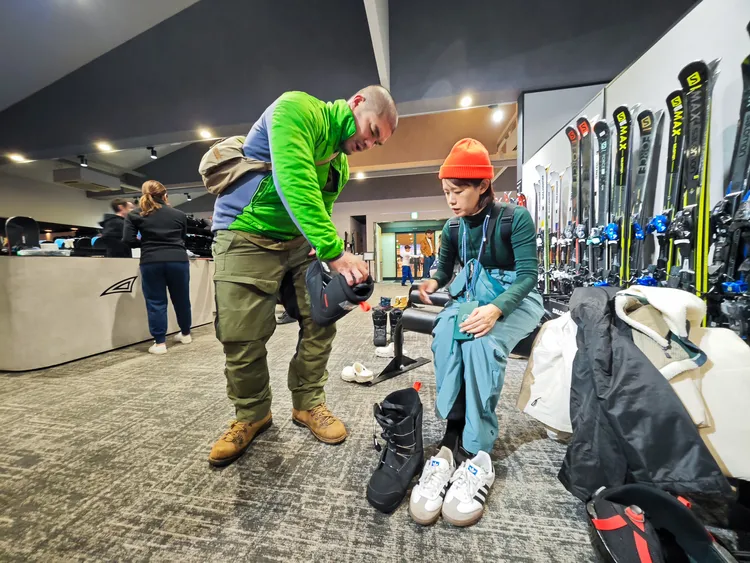 安比高原全日空皇冠假日度假村內，有雪具裝備租賃中心。田欣雲攝影
