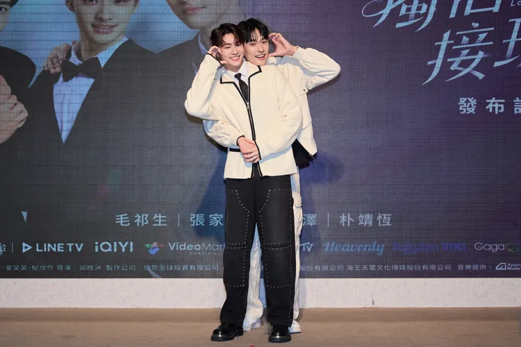 朴靖恆（左起）放閃徐瑋澤。LINE TV提供