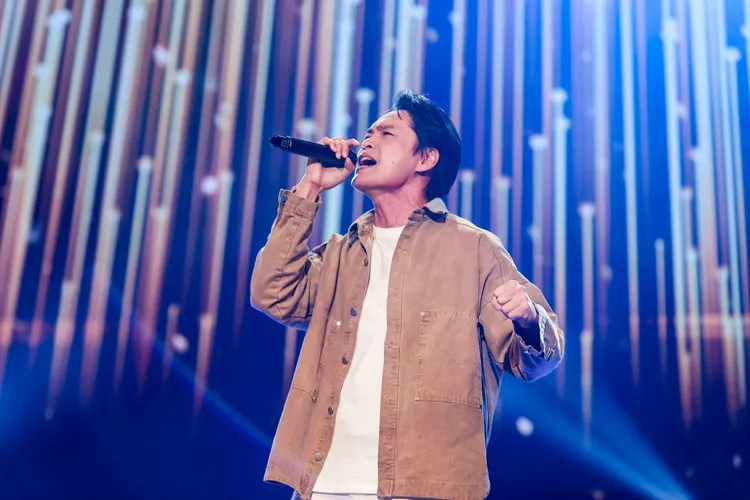 黃鐙輝演唱《心事誰人知》，訴說起當年從工程師轉行的勇氣。民視提供