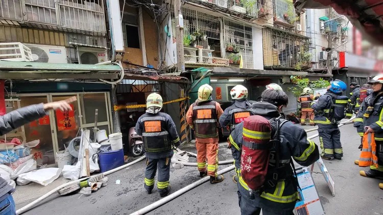 板橋民宅4、5樓樓梯間雜物燃燒傳出白煙，面積約2平方公尺。翻攝畫面