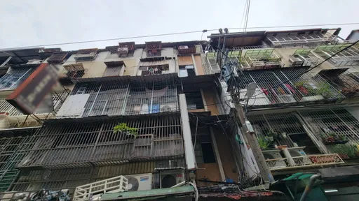 新北板橋5樓頂加火警冒黑煙 父護2女一度受困!幸逃出