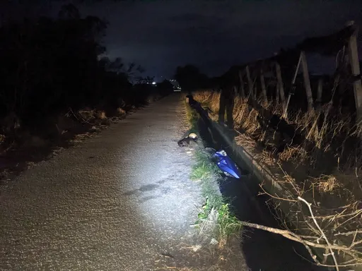 農夫返家發現水溝有燈光　竟是騎士摔車泡水裡送醫不治