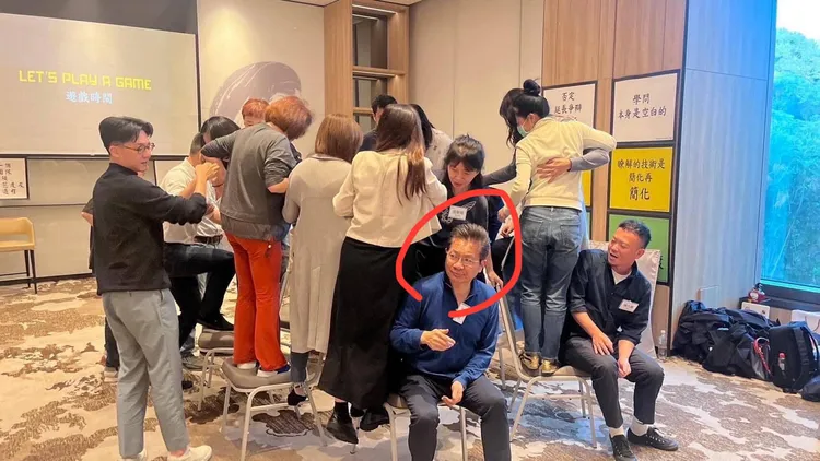 邱顯智PO照片顯示吳春成(紅圈處)出席「戰國策」年度經營管理會議。翻攝自邱顯智臉書