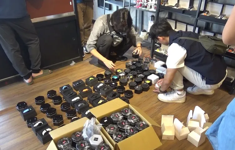 警方清點證物。警方提供