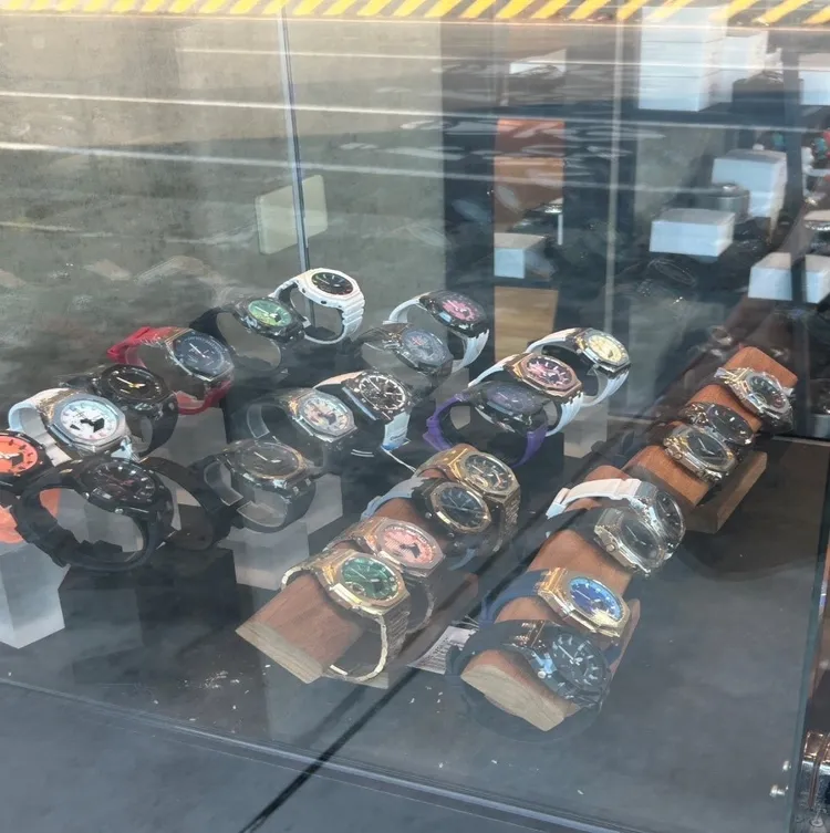 店家陳列錶款。警方提供