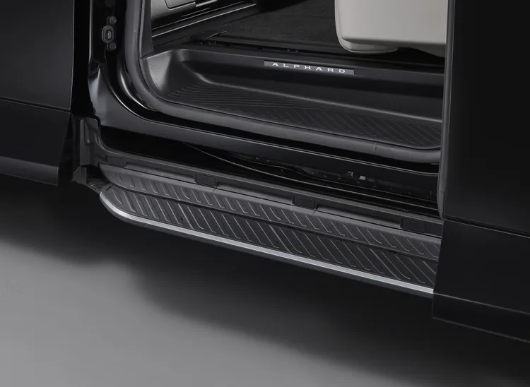 全車型新搭載「迎賓延伸連動車側踏板」，當車門開啟的那一刻，踏板自動延展，為貴賓鋪就踏入奢華舒適的第一步。業者提供