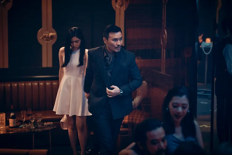 李銘忠戲裡對旗下甫出道女星施以威逼利誘。鏡文學提供