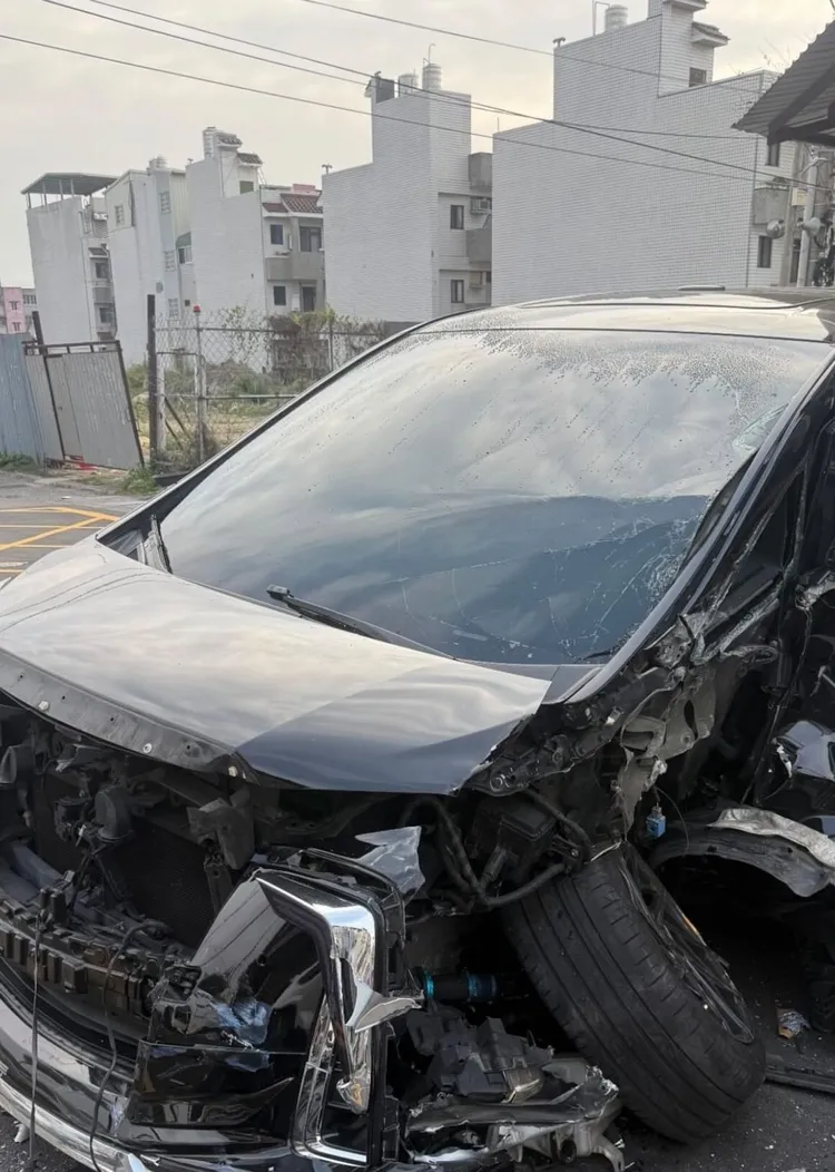 廂型車受損嚴重。翻攝Threads