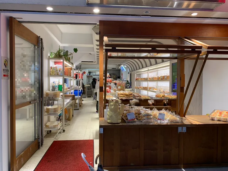 記者實地前往該間麵包店，現場環境乾淨整潔，店員在作業時均依規定配戴口罩。葉先鵬攝