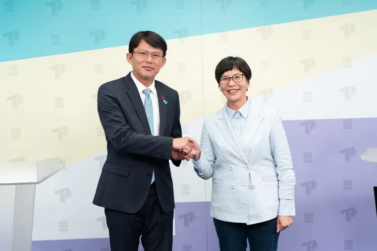 民眾黨主席補選政見發表會，左起代理黨主席黃國昌、前立委蔡壁如。台灣民眾黨提供