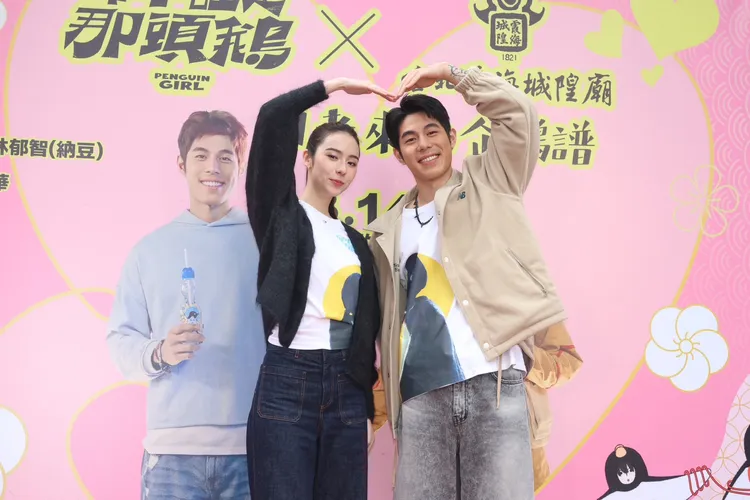 詹懷雲（右）、林奕嵐現身台北霞海城隍廟。攝影中心攝