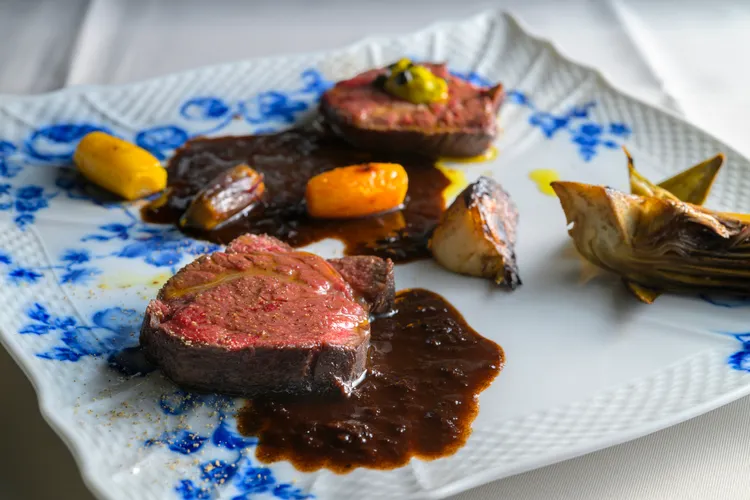 曾村讓司主廚將憑藉多元經驗，打破傳統法式料理的框架，創造出獨一無二的東方法式料理，於日本當地頗受好評。業者提供