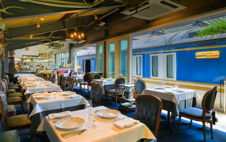 本次客座主廚曾村讓司，於東京經營「A ta gueule」法式餐廳，特於店外增闢臥鋪列車車廂，讓賓客可在讓顧客在獨特氛圍中享受正宗法式美饌。 業者提供