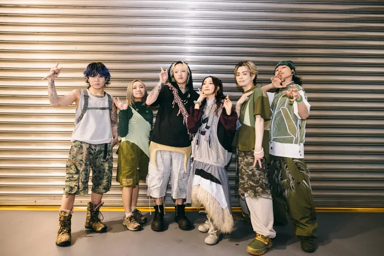 Ayase（左三起）、ikura上台前與樂手合照。好玩國際文化提供