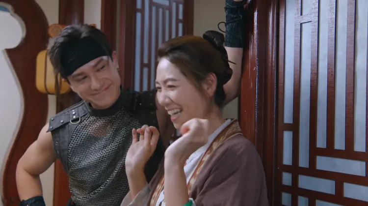 51歲女星車婉婉（右）被朱敏瀚（左）壁咚好興奮。翻攝自台灣大哥大MyVideo