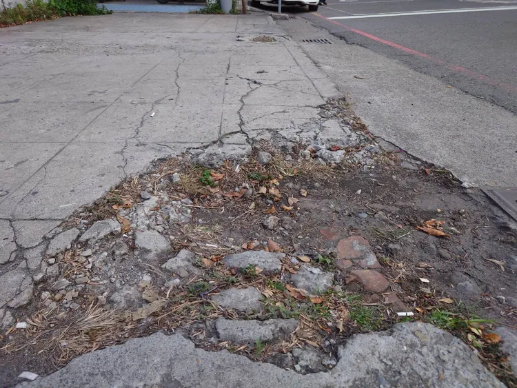 北區中清路與美德街附近，人行道破損且高低落差大。陳俞融提供