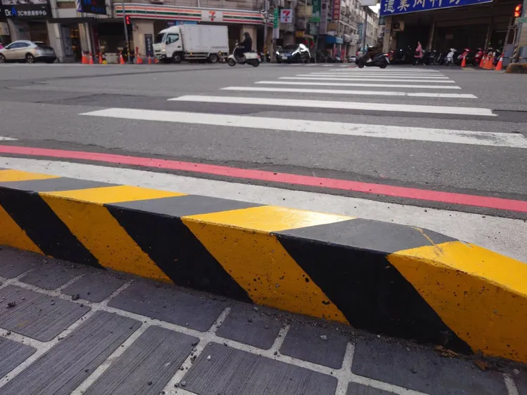 陳俞融說，北區崇德路一段人行道路面邊緣的坎造成高低差，且擋住斑馬線動線，易使行人絆倒。陳俞融提供