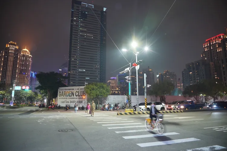 市府在人口高密集度的市政特區強化行穿線燈光照明。市府提供