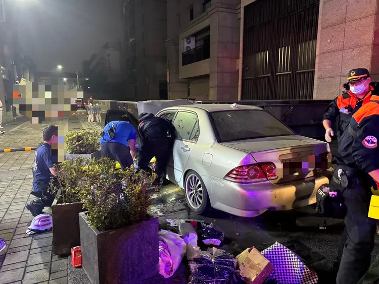 警消到場破壞車體將人救出，一旁就是社區車道。民眾提供