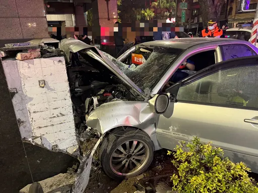 高雄兄弟檔喝酒還開車!路口直直駛撞大樓外牆車頭全爛 重傷送醫還得法辦罰錢