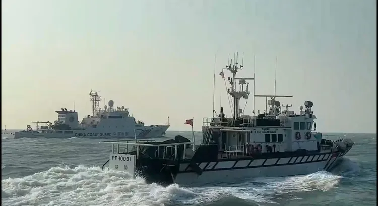 中國海警船出沒金門海域，海巡署立即調度巡防艇至限制水域線上監控應對。翻攝畫面