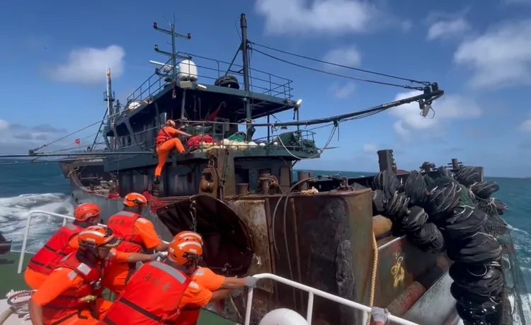 海巡署執行海上執法任務。翻攝畫面