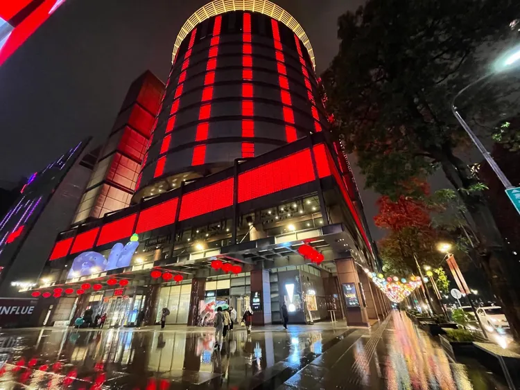 台中新光三越氣爆前為全台百貨「店王」，目前暫估停業3個月至少損失60億元。翻攝自threads