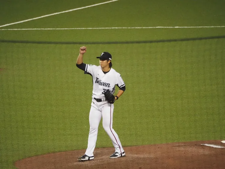 中華隊與韓職樂天巨人隊熱身賽，由呂詠臻擔任先發投手。讀者提供